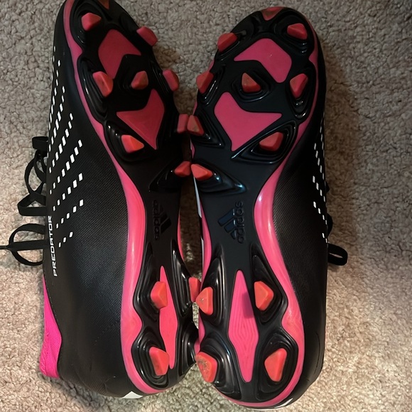 Addidas Pink and black Predator Soccer cleats - Picture 4 of 4